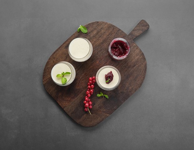 Obst entsaftet als Fruchtspiegel auf einem lektinfreien Kuchen